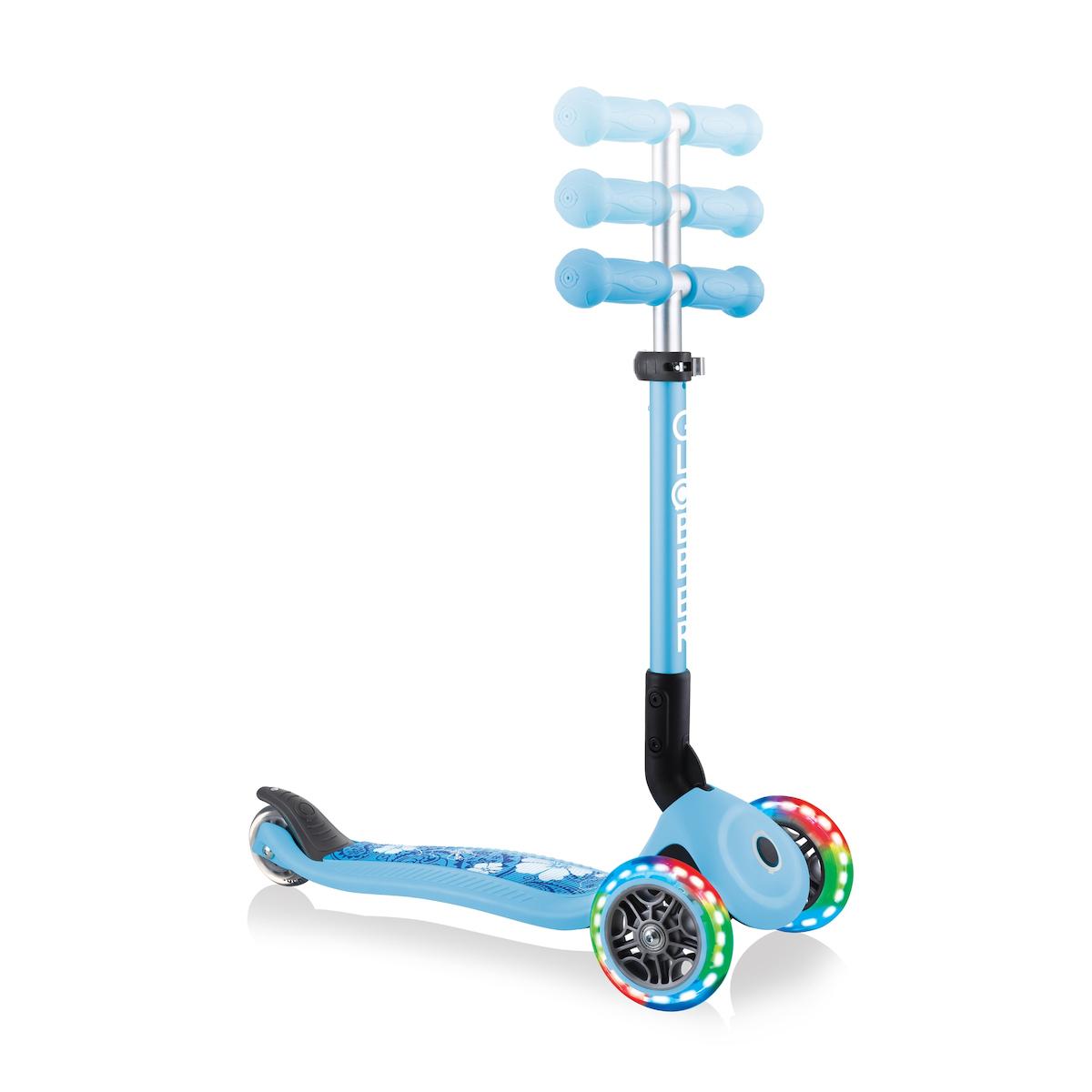 GLOBBER  Junior Foldable Fantasy Lights, Scooter blue, pastel blue flowers ( 433-200 )