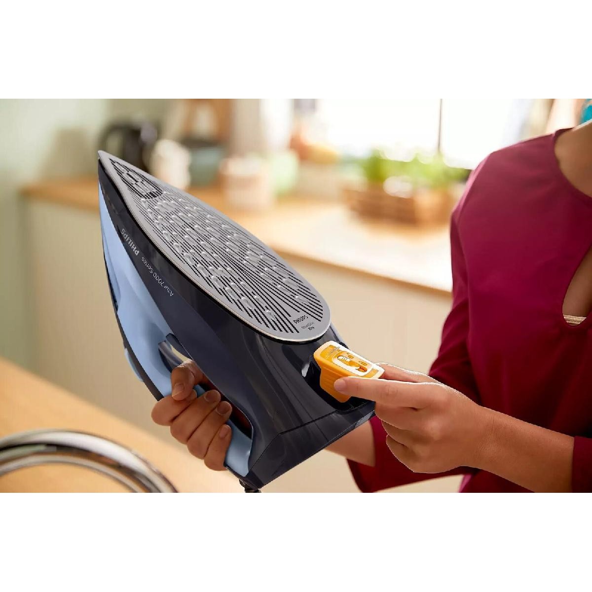 Philips  DST7041/20 HV Steam Iron 2800 watt 50gr/min Light Dark Blue