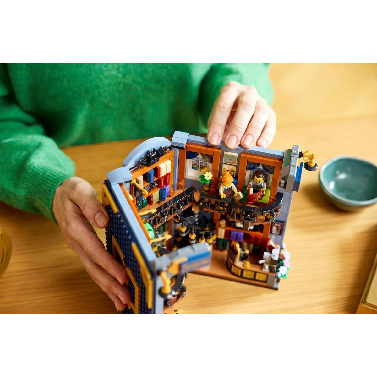 LEGO® Icons Bookstore:Book Nook (11379)